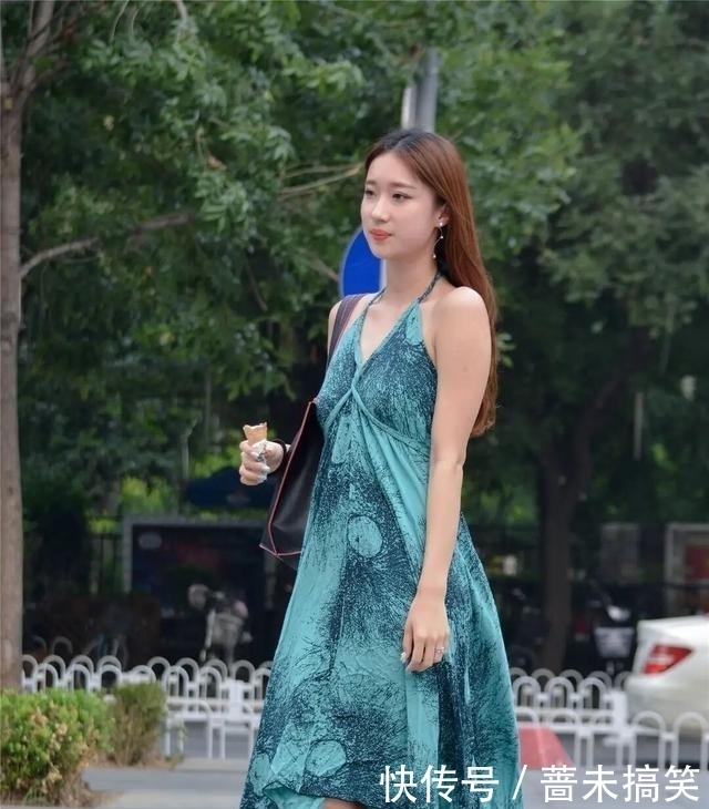连衣裙的穿着真的好靓丽,散发清新自然的气息