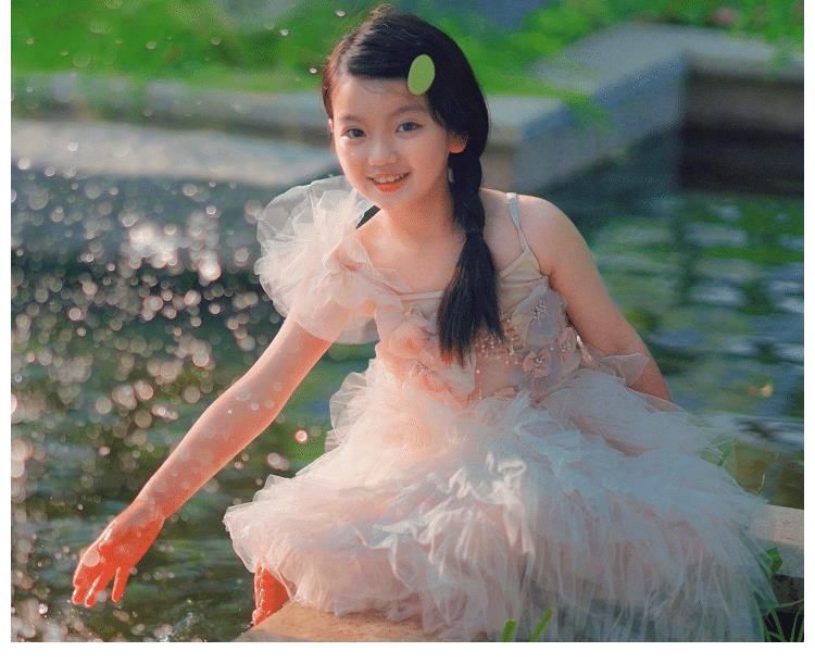 面對鏡頭|9歲的阿拉蕾曬近照，與妹妹同框合影好可愛，姐妹倆像共用一張臉