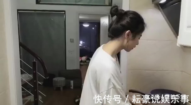 地板|去嫂子家才发现:厨房从不摆瓶瓶罐罐,瞧聪明人这样布置,真先进