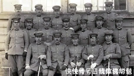 长筒靴|为何日本军官都穿长筒靴，而普通士兵却打束带和出行方式有关系