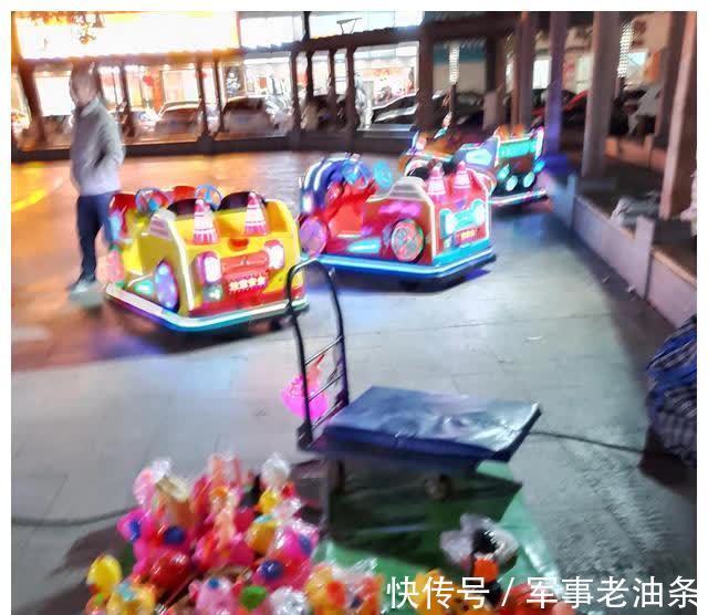 老两口|一个月6000,还不如这两位老人摆地摊!多少人的缩影