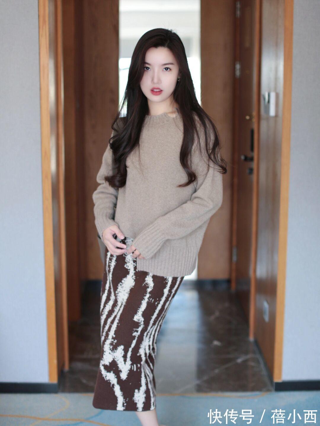 黄黑皮|穿衣简约高级的女性,都有这4件“毛衣”,看极简风博主就知道了