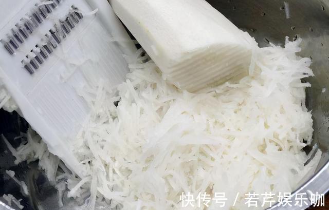 炸丸子|炸萝卜丸子,用面粉必不可少,再多放三样,酥脆可口,一盘不够吃