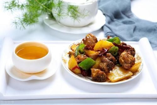 炖鸡时,不能直接加水炖,看看大厨的做法,鸡肉鲜嫩还不腥