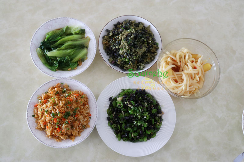 我家的晚餐30分钟做好，三道家常菜一道凉拌菜，还有一盘炒饭