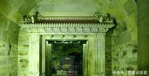 盗墓者有眼无珠,竟将墓中最有价值的稀世珍宝随手丢弃,置之不取