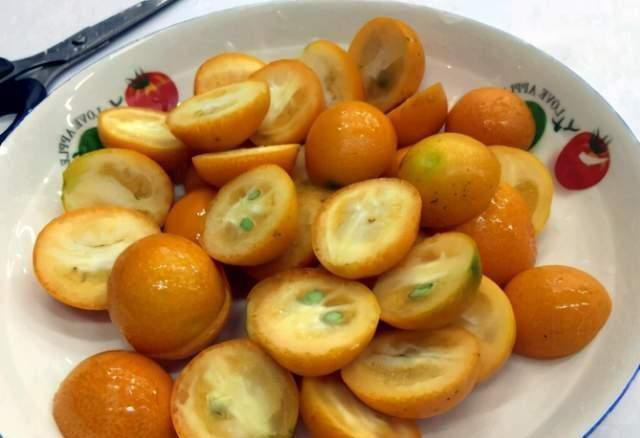 冬天,别忘了吃这水果,熬成酱用水冲着吃,早晚一杯润燥更润嗓