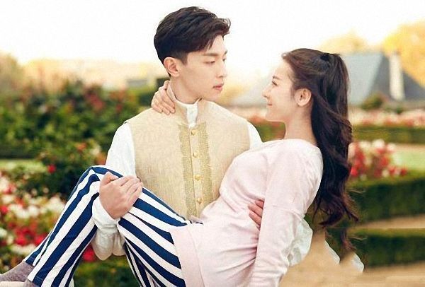 |明星公主抱太搞笑,看李兰迪是怎么被抱笑到哭,而她被直接扔水里