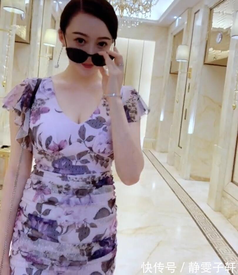 包臀裙|街拍小姐姐，身材微胖的美女搭配清新味道的包臀裙，美的不可逾越