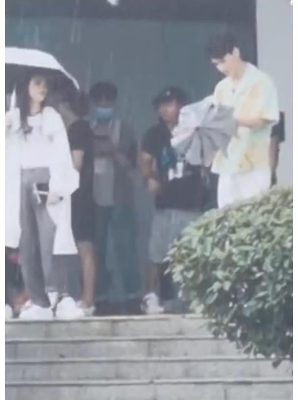 花蝴蝶|中餐厅周也龚俊兄妹情不减，丁真干活踏实，黄晓明太没存在感