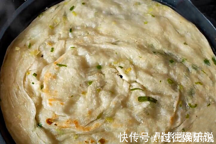 烙饼时,很多人都忽略这一步,难怪大饼不鼓起没层次还很硬