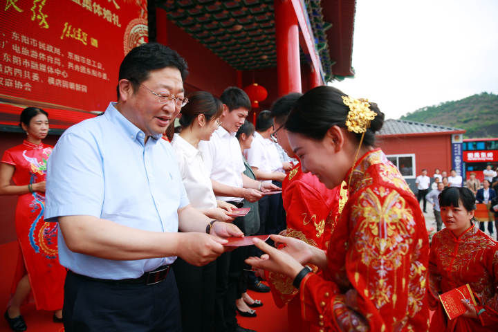 集体婚礼|百位新人办集体婚礼 践行婚俗新风