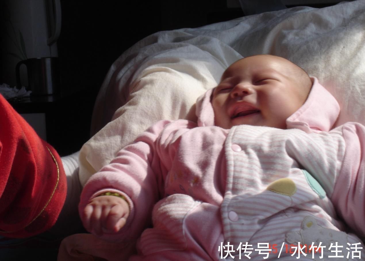 父母|宝宝睡觉为啥会“偷笑”?新手父母知道越透彻,照顾孩子越有把握