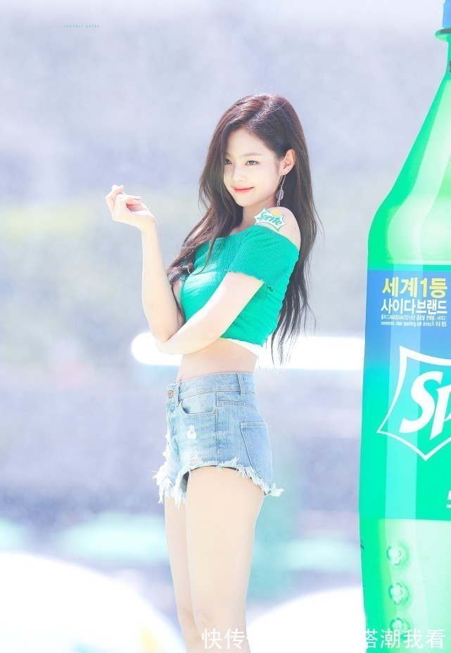 Jennie|穿衬衫配百褶裙的Jennie,甜美又漂亮,“漫画腰”太美了