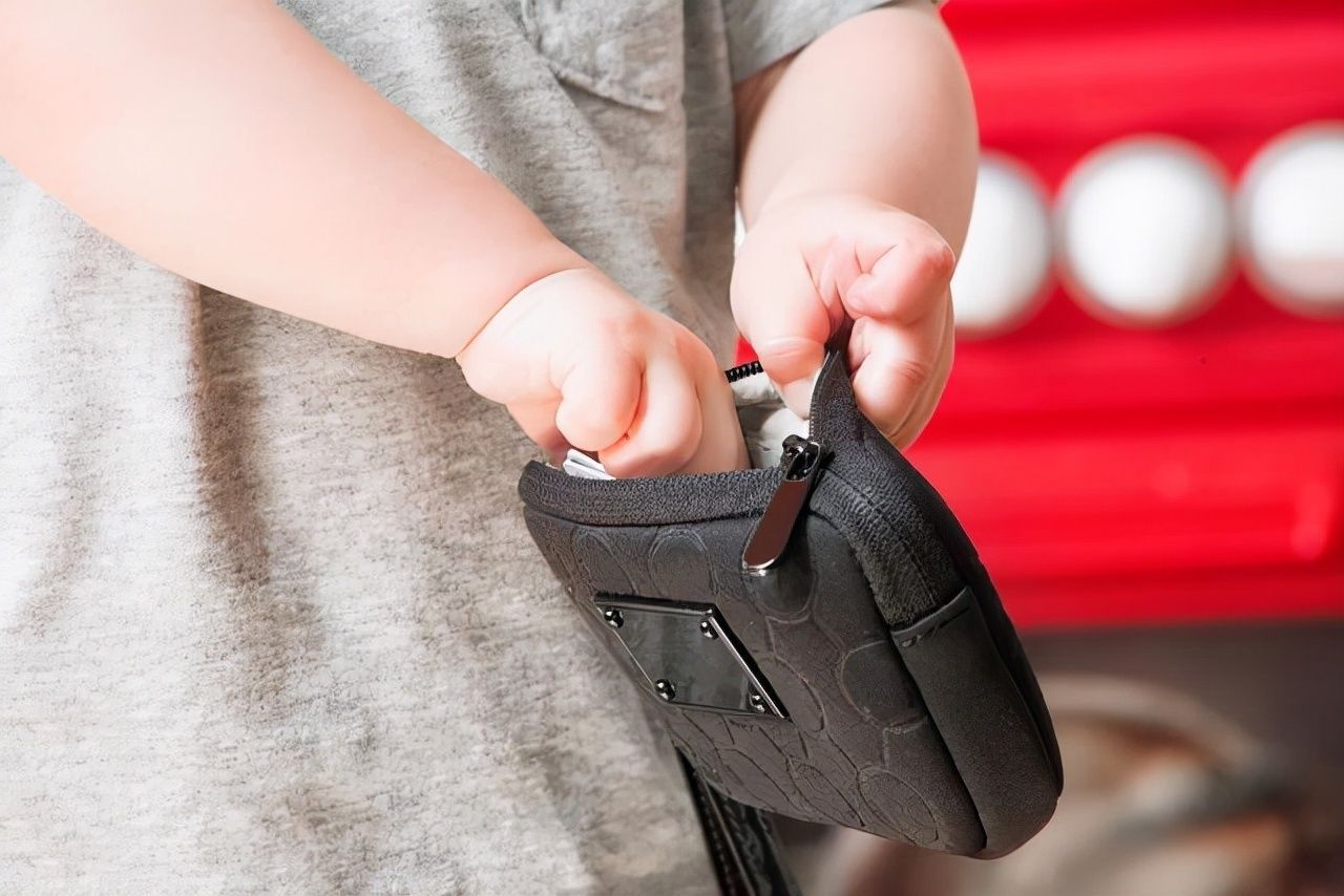 偷拿|孩子到了这个岁数,就应该给零花钱了,不然孩子可能会“偷拿”