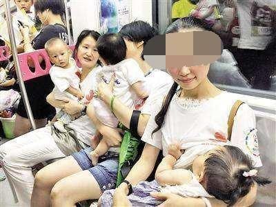 全车|宝妈在公交车上给娃喂奶,旁边一男子的善意举动,赢得全车人点赞