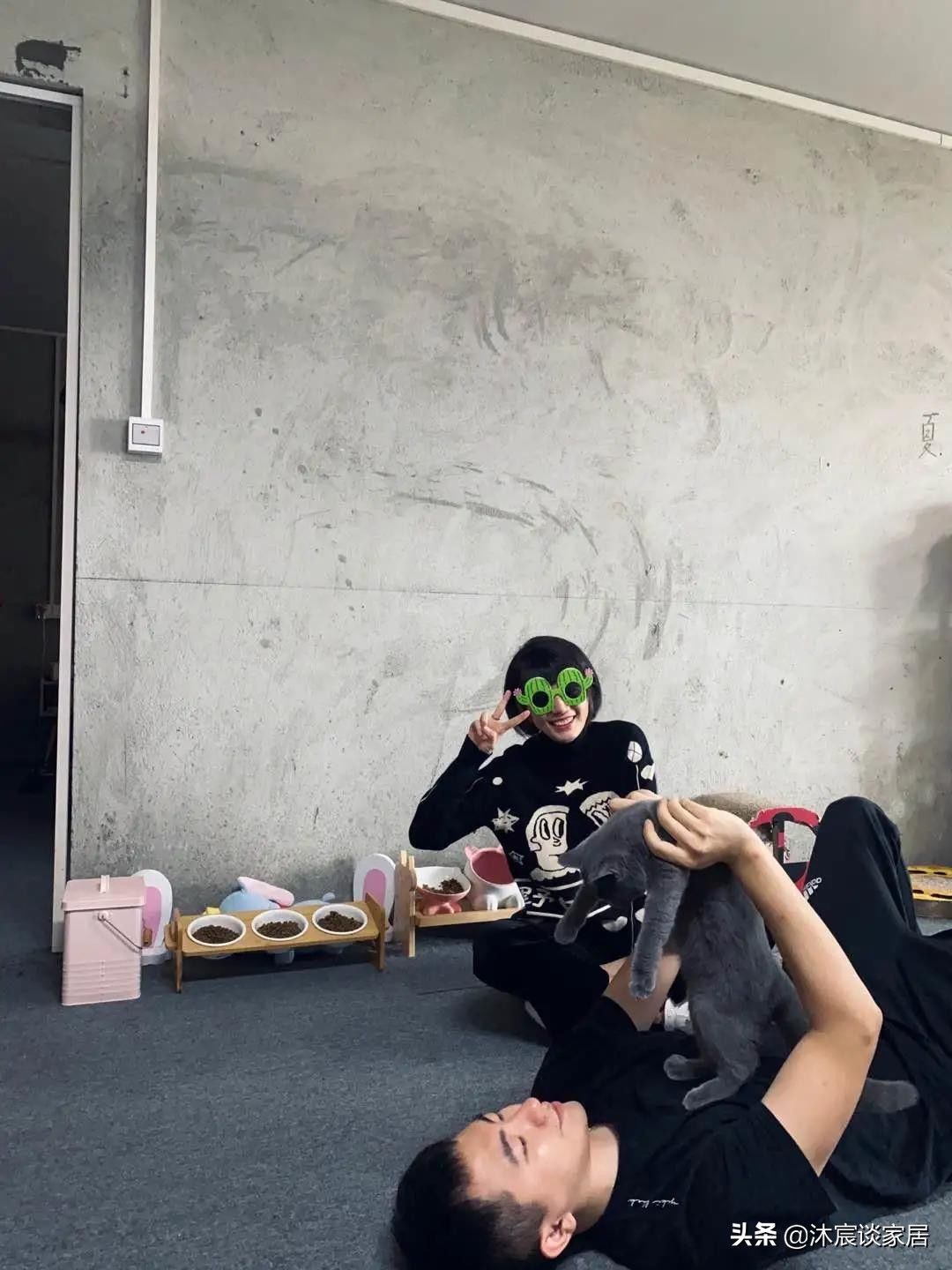 装修|住毛坯房是一种时尚？看完这对夫妻的家，原来不装修也是一种幸福