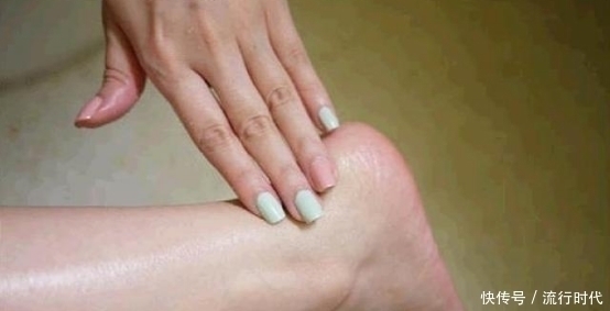 皮肤病|为什么中老年人脚后跟会出现干裂多跟3种疾病有关,别不在意
