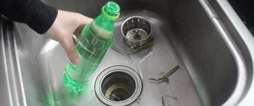 今天才知道,洗碗池上放个塑料瓶,有一个隐藏实用功能,太实用了