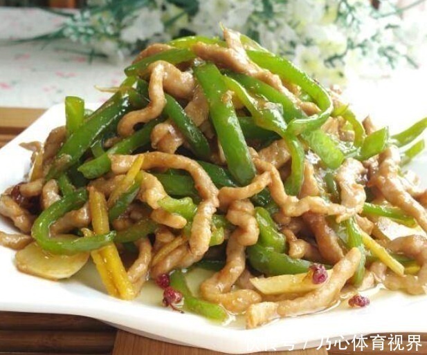 青椒肉丝，厨娘就教你一招，青椒翠绿入味，肉丝鲜嫩好吃