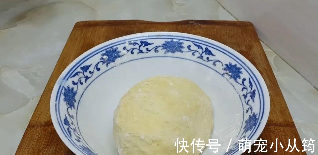 擀杖|面粉这样做才好吃,撒2把芝麻,外皮焦脆又香甜,比面包烧饼好吃