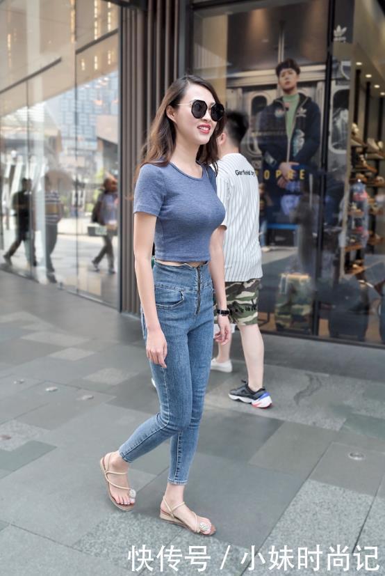 街拍牛仔裤随性大方,还突显优越的身材