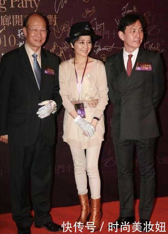 赌王“四太”真没豪门架子,穿杏色针织衫配小脚裤,仍穿出贵妇范