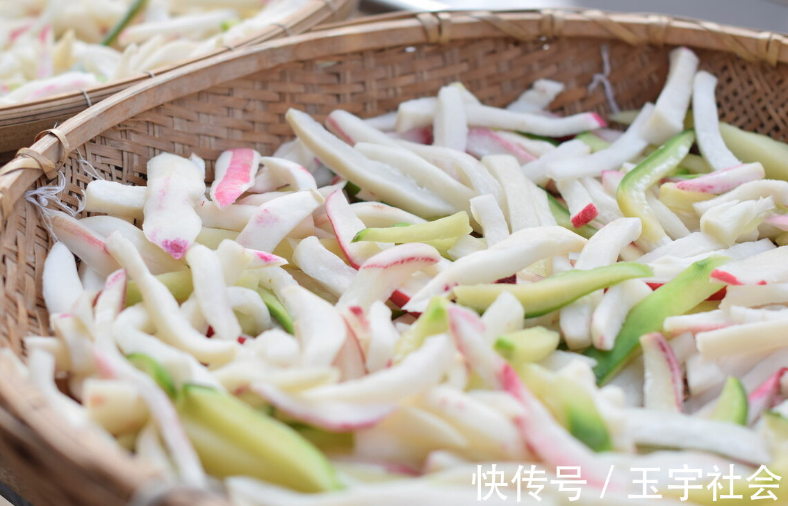 一个晚上|腌萝卜干，先腌还是先晒学会这土方法，又香又脆，放一年不坏