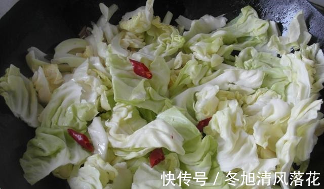 水晶球|清新爽口,干香脆嫩的手撕包菜,学会之后,家里又多一样好菜!