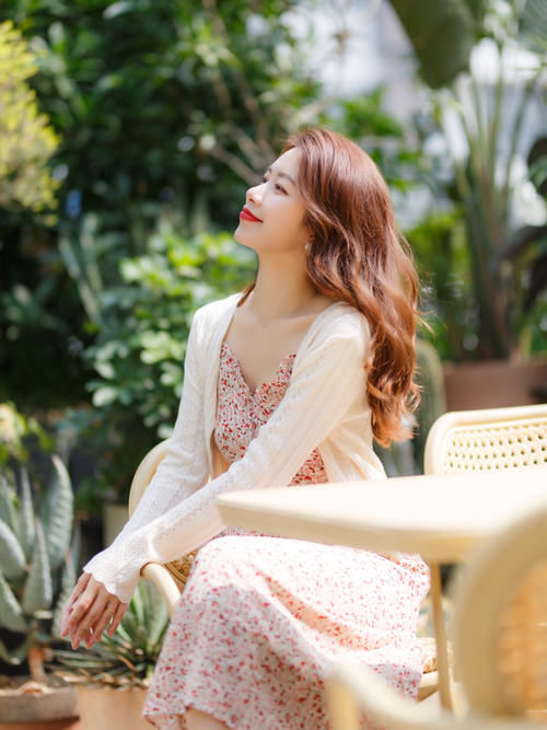 今年碎花裙这样穿，优雅显气质，开启一整个春天的浪漫