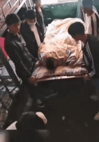 搞笑|搞笑GIF：少年这是三级跳比赛，不是跑步比赛，原谅我不厚道的笑了。