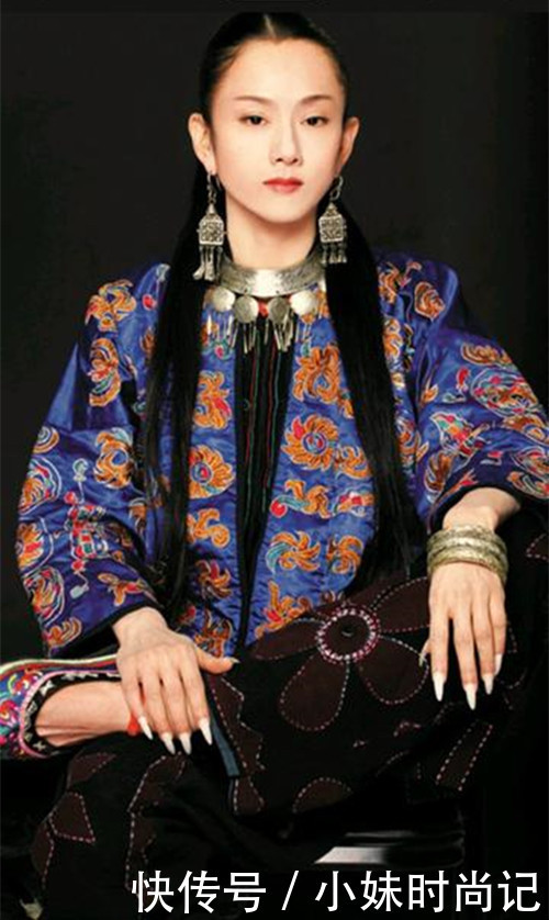 62岁杨丽萍不服老“羽毛”发型配长袍走民族风，鱼尾纹好明显