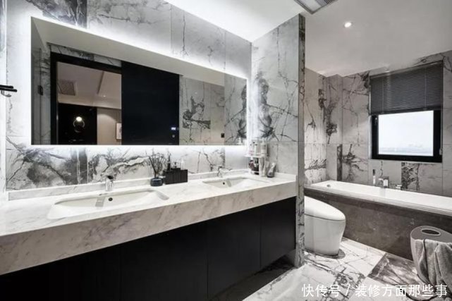 大理石|125平现代风三居室,客厅用高级黑色木饰面+柜子增加动区收纳