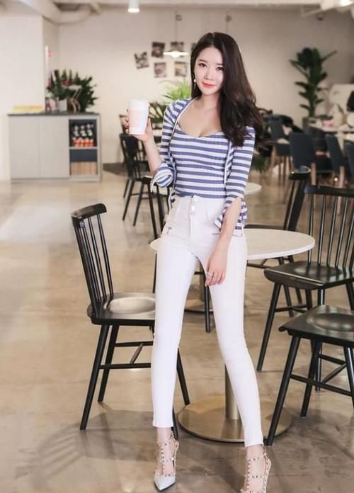 美女|美女穿搭：紧身牛仔裤展露优越的美感，名媛气质十足啊