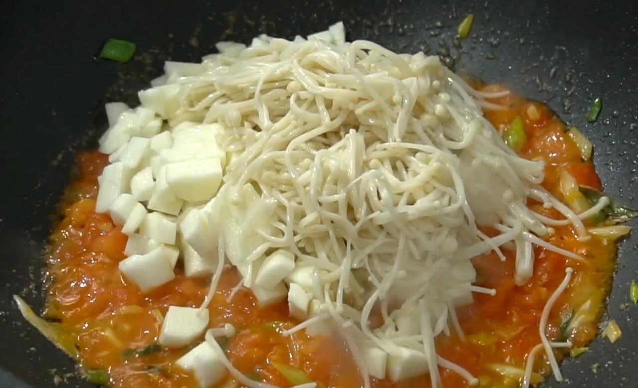 锅汤|冬天我家常做这锅汤,做法简单,营养丰富,一人一碗管饱又暖和