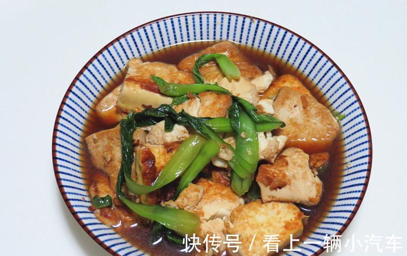 厨房小白的老公自己做晚餐，两菜一面丰盛，晒图给朋友全是点赞的