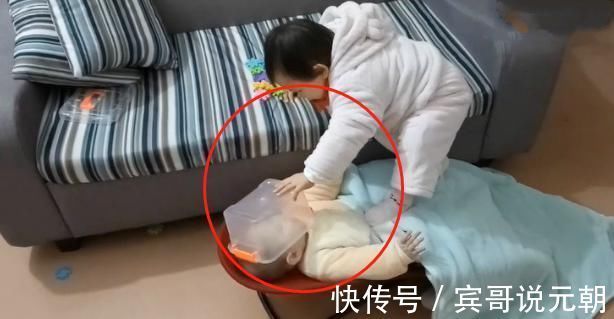 讨厌|妈妈刚走开,2岁姐姐就对刚出生弟弟“下狠手”,女儿:我讨厌他