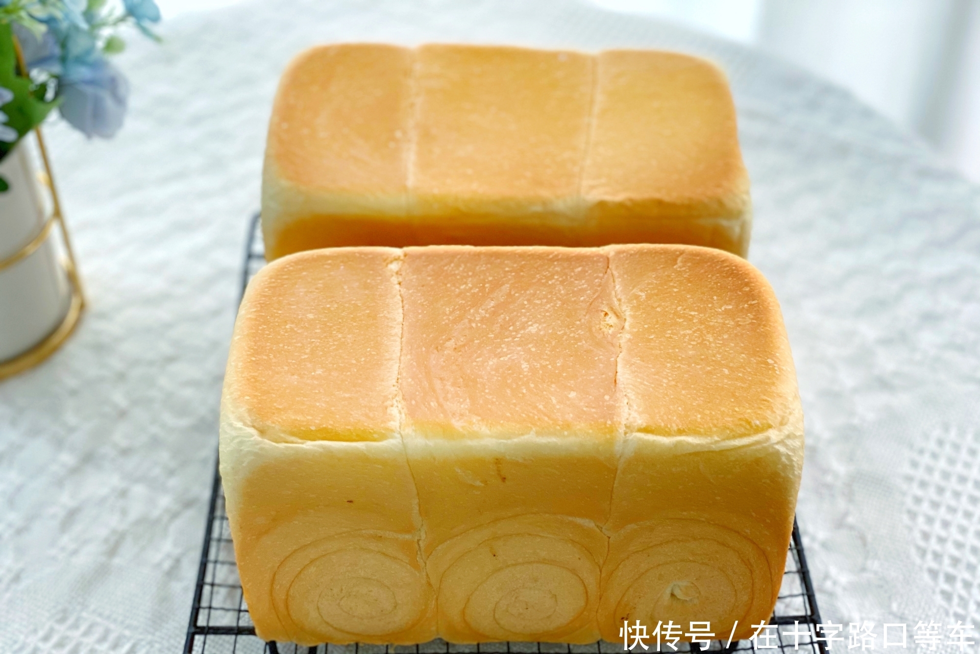 面团|自制吐司不好吃?试试此方法,1次发酵简单省事,奶香十足又美味