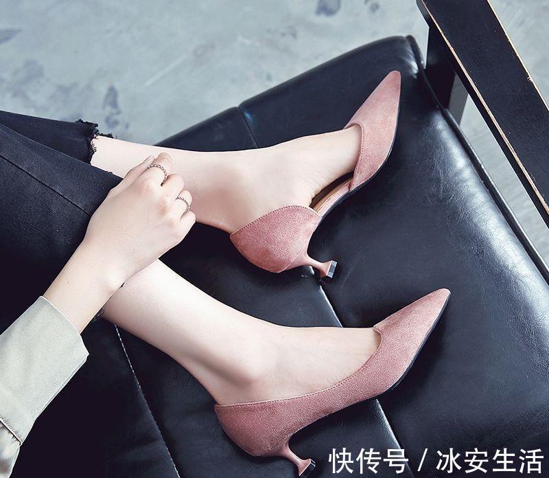 浅口 极具魅力的尖头高跟鞋衬托出女性的性感魅力