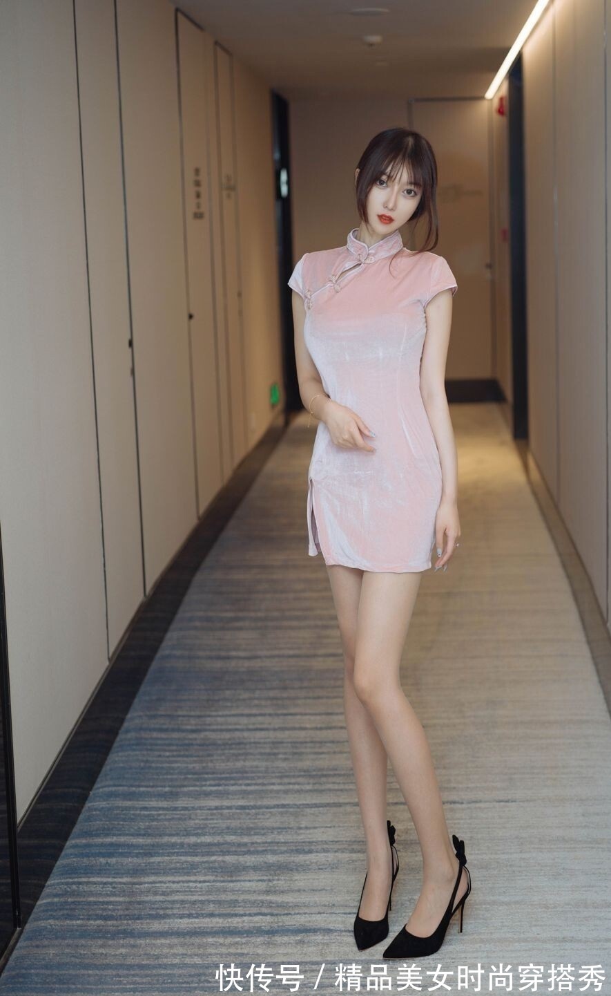 小姐姐 小姐姐身穿一件淡粉色的旗袍连衣裙,端庄与优雅并存