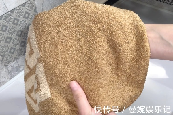 毛巾用久了油腻发黄有异味，教你一招，洗完柔软又干净，没异味！