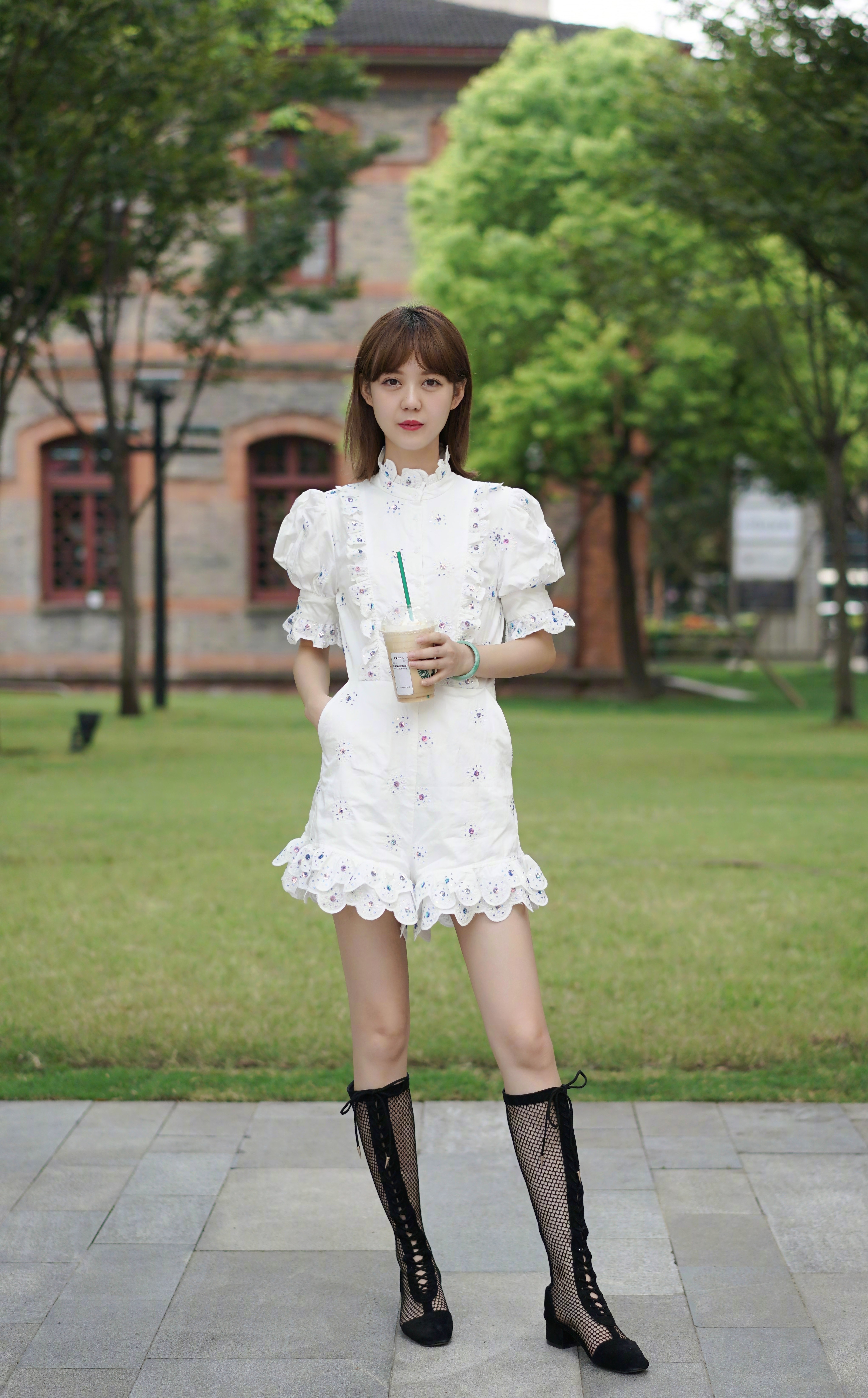 时尚街拍白色裙子的女孩,是心动啊!