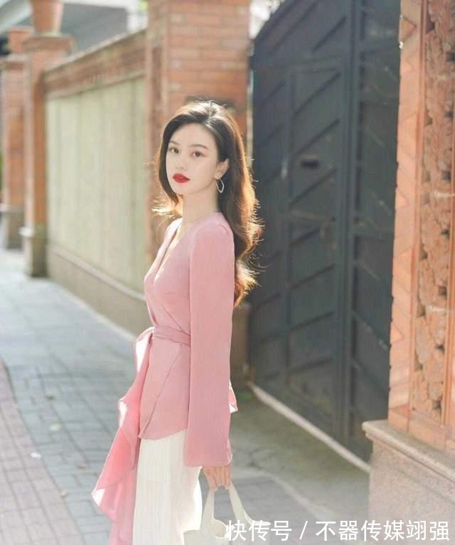 显高显瘦|普通人的“高级穿法”，粉色衬衫配白色阔腿裤，显高显瘦还洋气