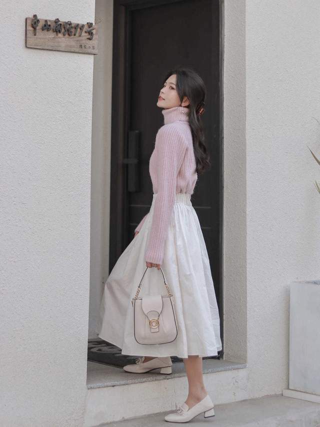 衬衫|半身裙在秋天依然风头不减,搭配泡泡袖衬衫,这才是“高级穿法”