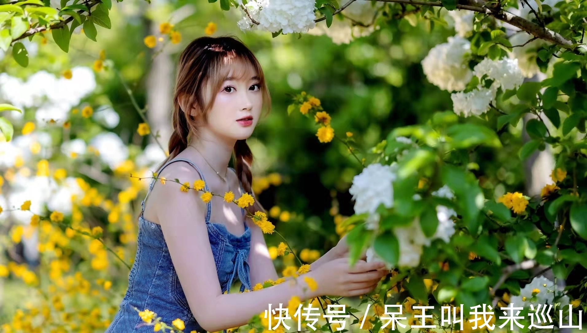 竹斋&腊月感怀·七律:莫道红尘归物外,且惊白雪落梅间