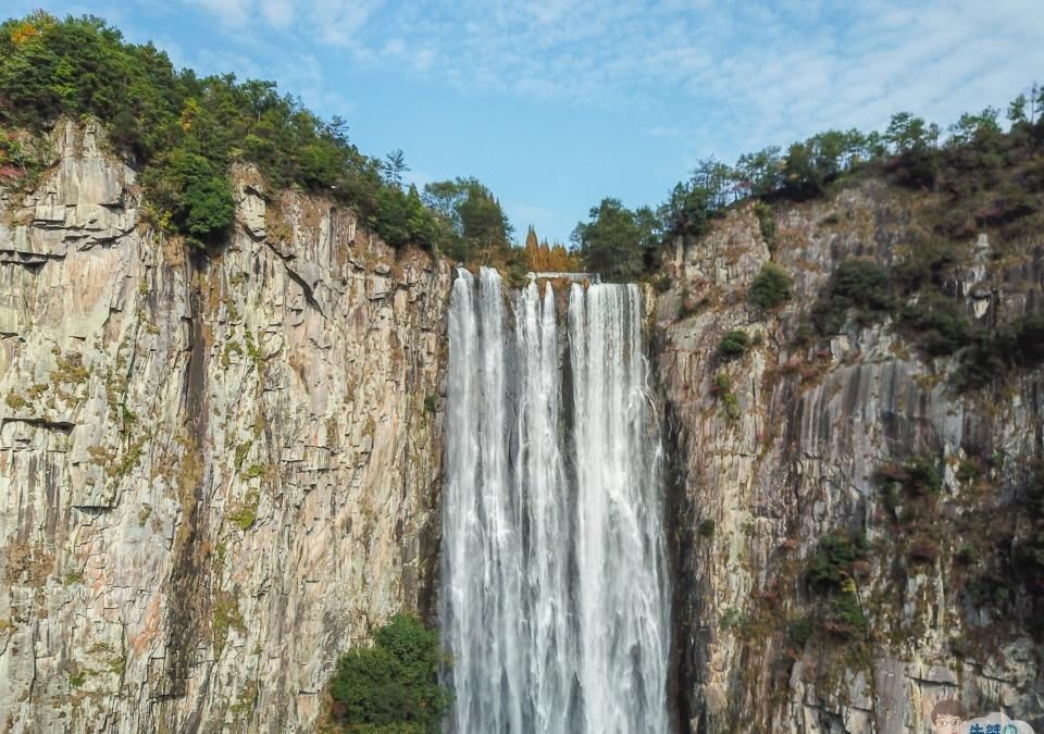 千仞绝壁|落差353米的阶梯形瀑布，折合鲁班尺100丈盈5米，堪称中华第一高瀑