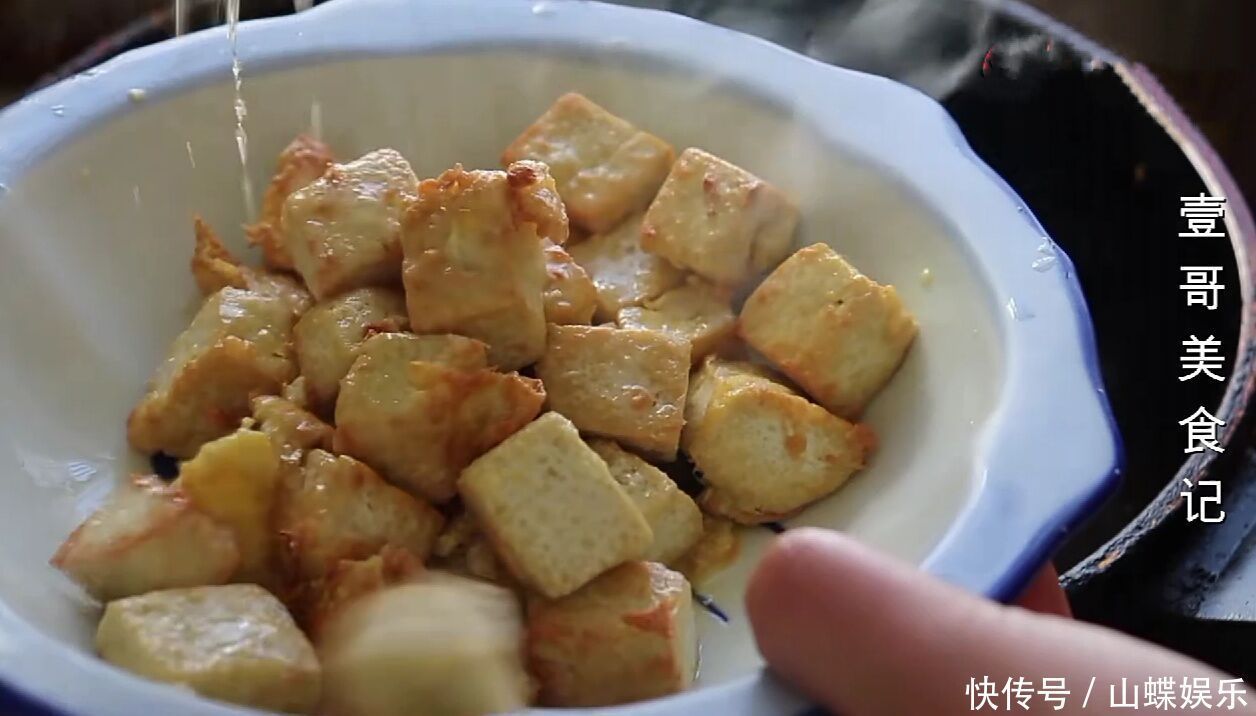 白菜里加1块豆腐，教你新做法，真是太香了，营养下饭又解馋