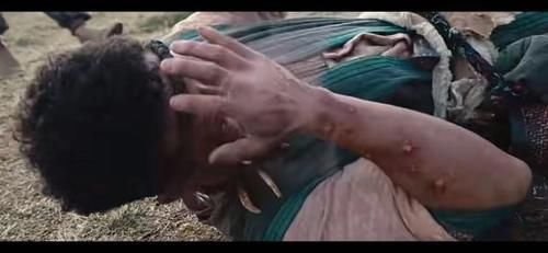 天下霸唱|《云南虫谷》的村民不停给铁三角送盒饭这剧情要看不下去了