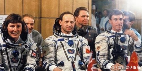 這名宇航員剛上天,國家就四分五裂,想要回來被告知:我們沒錢了