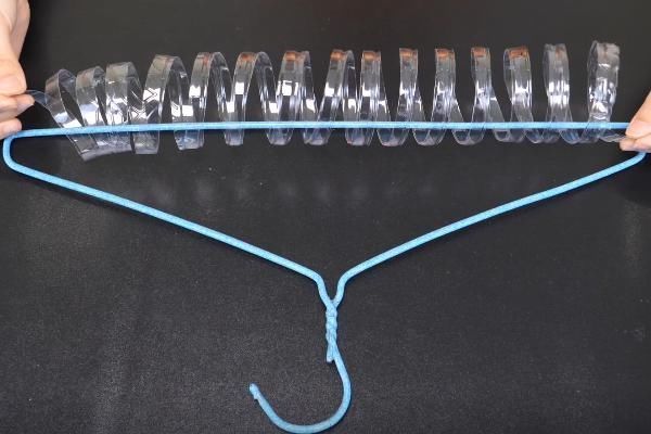 千家万户|衣架上挂一个塑料瓶,放在阳台太实用了,解决了千家万户的烦恼!